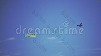 单发机飞机在空中飞行.. 小型飞机拖挂广告横幅